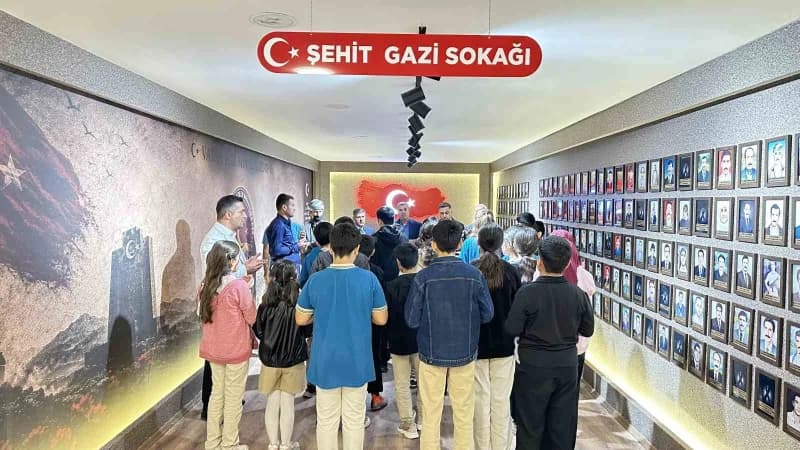 Hakkari'nin Yüksekova ilçesinde Şehit Aileleri ve Gaziler Dayanışma Derneği, ortaokul öğrencilerini ağırlayarak vatan ve