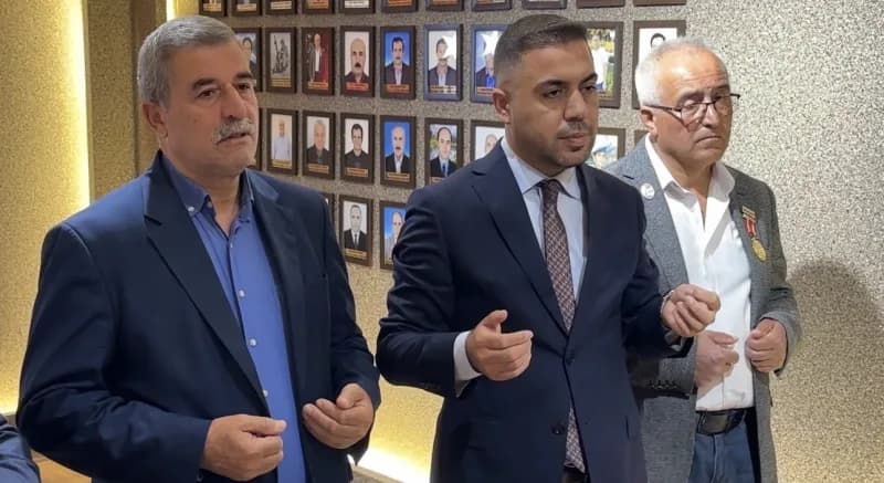 Dernek Başkanı Sami Keskin (Ortada) ve gazilerin ev sahipliğinde gerçekleştirilen buluşmada, öğrencilere vatanın bölünme