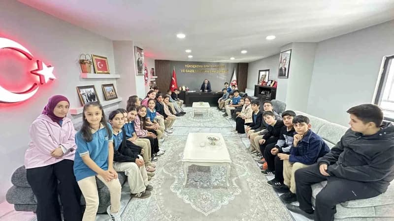 Hakkari'nin Yüksekova ilçesinde Şehit Aileleri ve Gaziler Dayanışma Derneği, ortaokul öğrencilerini ağırlayarak vatan ve