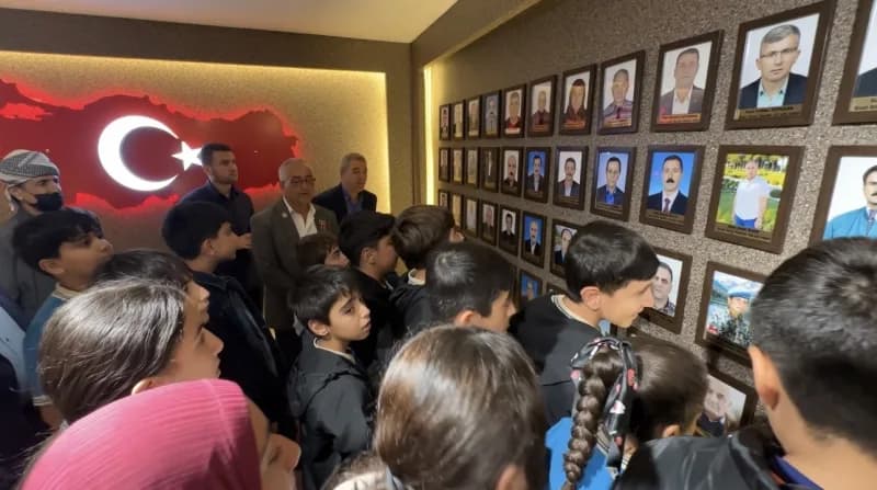 Hakkari'nin Yüksekova ilçesinde Şehit Aileleri ve Gaziler Dayanışma Derneği, ortaokul öğrencilerini ağırlayarak vatan ve