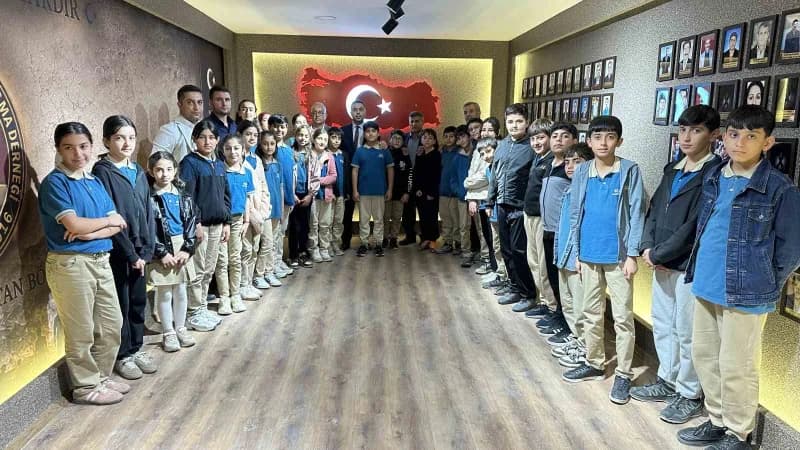 Hakkari'nin Yüksekova ilçesinde Şehit Aileleri ve Gaziler Dayanışma Derneği, ortaokul öğrencilerini ağırlayarak vatan ve