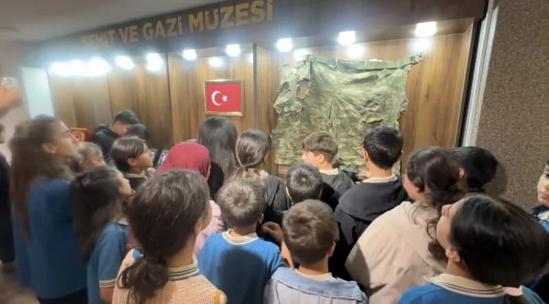 Hakkari'nin Yüksekova ilçesinde Şehit Aileleri ve Gaziler Dayanışma Derneği, ortaokul öğrencilerini ağırlayarak vatan ve