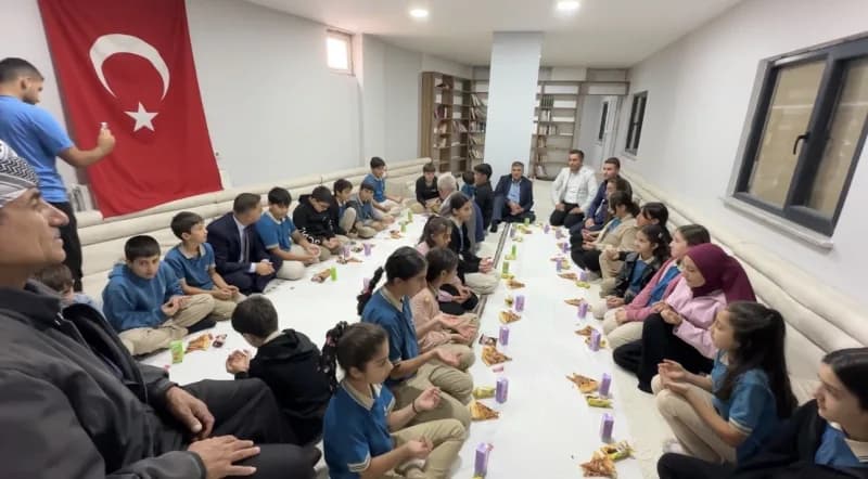 Hakkari'nin Yüksekova ilçesinde Şehit Aileleri ve Gaziler Dayanışma Derneği, ortaokul öğrencilerini ağırlayarak vatan ve