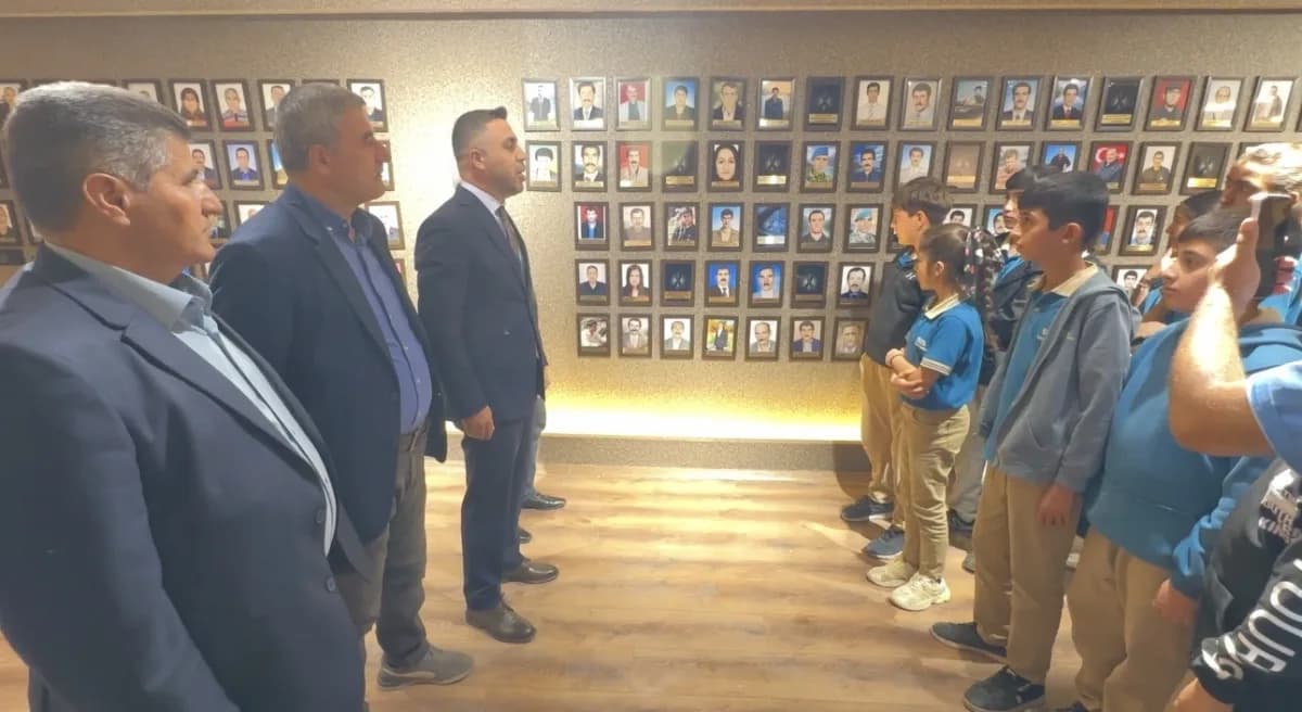 Hakkari'nin Yüksekova ilçesinde Şehit Aileleri ve Gaziler Dayanışma Derneği, ortaokul öğrencilerini ağırlayarak vatan ve