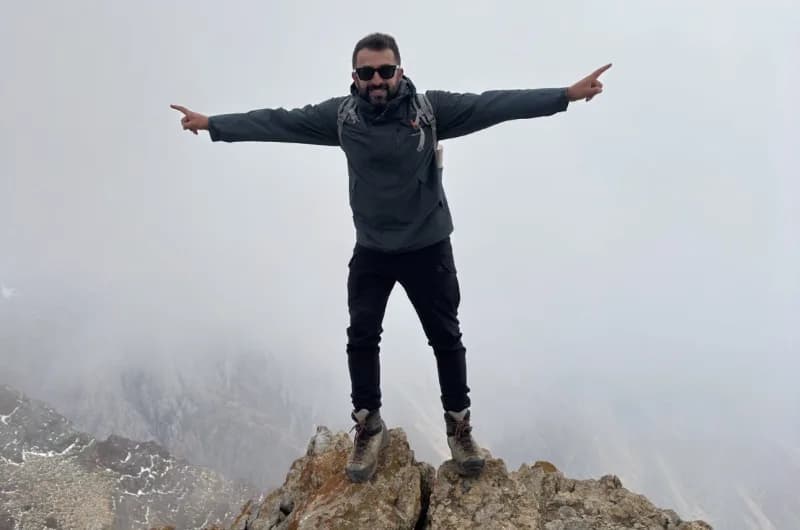 Almanya’da yaşayan gurbetçi Doktor Dursun Ali İlhan, Hakkari’nin Yüksekova ilçesindeki İki Yaka Dağları’nda yer alan Sat