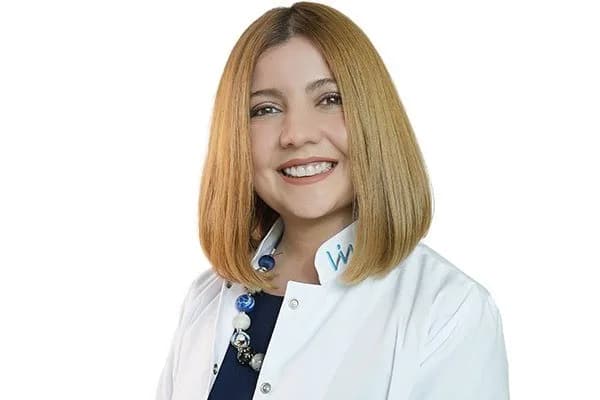 Kadın hastalıkları uzmanı doktor, yumurtalık kanseri hakkında bilgilendirme yapıyor