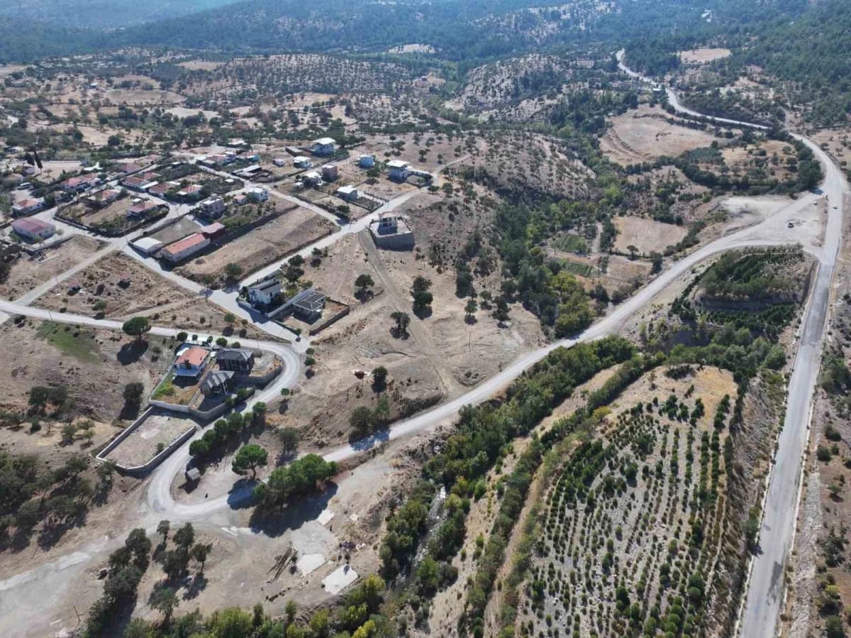 Manisa Yuntdağı bölgesinde yenilenen asfalt yollar ve çalışma ekipleri