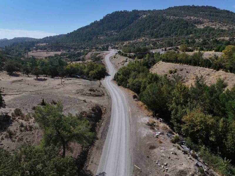 Manisa’nın Yunusemre ilçesindeki Yuntdağı bölgesinde yıllardır ulaşımda sorun yaşanan 6 mahallenin bağlantı yolları yeni