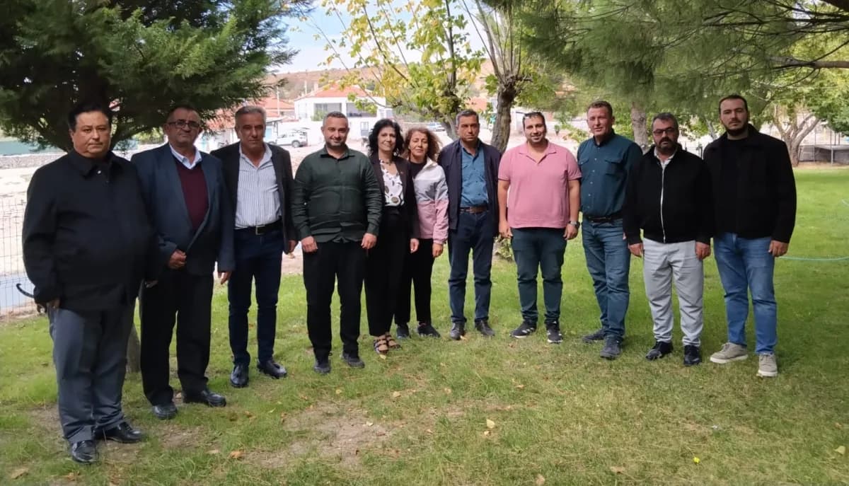 Manisa Yuntdağı bölgesinde Dumanlı Su kaynağı ve yenileme çalışmaları için iş birliği yapan muhtarlar ve belediye ekiple