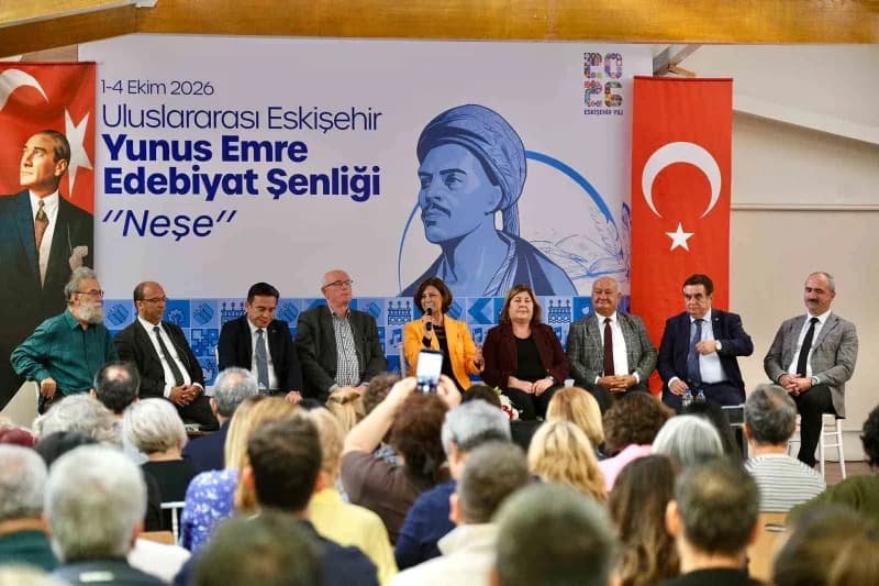Eskişehir Yunus Emre Edebiyat Şenliği’nde sahnede şiir ve müzik dinletisi gerçekleştiren sanatçılar