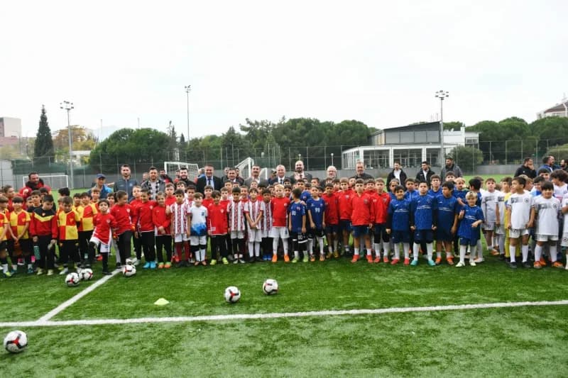 Yunusemre’de 29 Ekim futbol turnuvasında minik futbolcular mücadele ediyor