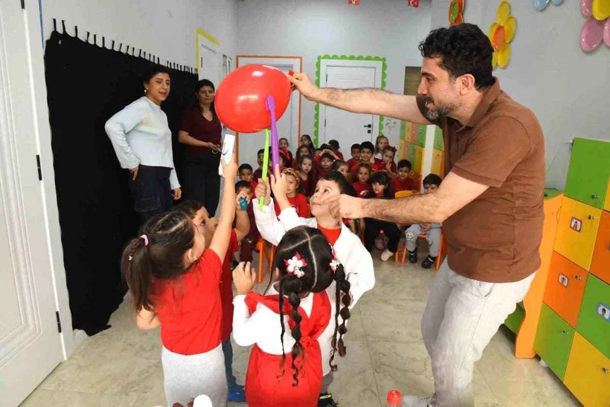 Yunusemre’de çocuklara ağız ve diş sağlığı eğitimi verilirken minikler eğitim alıyor