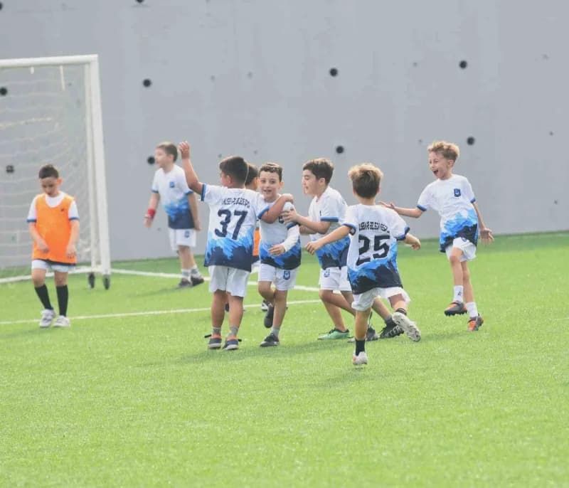 Futbolcu olma hayali kuran çocuklara kapılarını açan Yunusemre Belediyespor, 11 Ekim Pazar günü saat 15.00'te Tevfik Lav