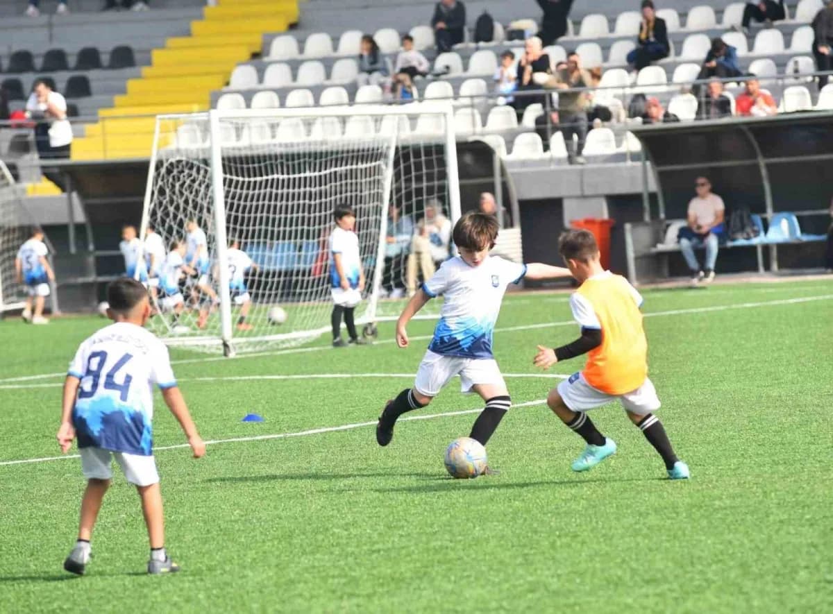Futbolcu olma hayali kuran çocuklara kapılarını açan Yunusemre Belediyespor, 11 Ekim Pazar günü saat 15.00'te Tevfik Lav