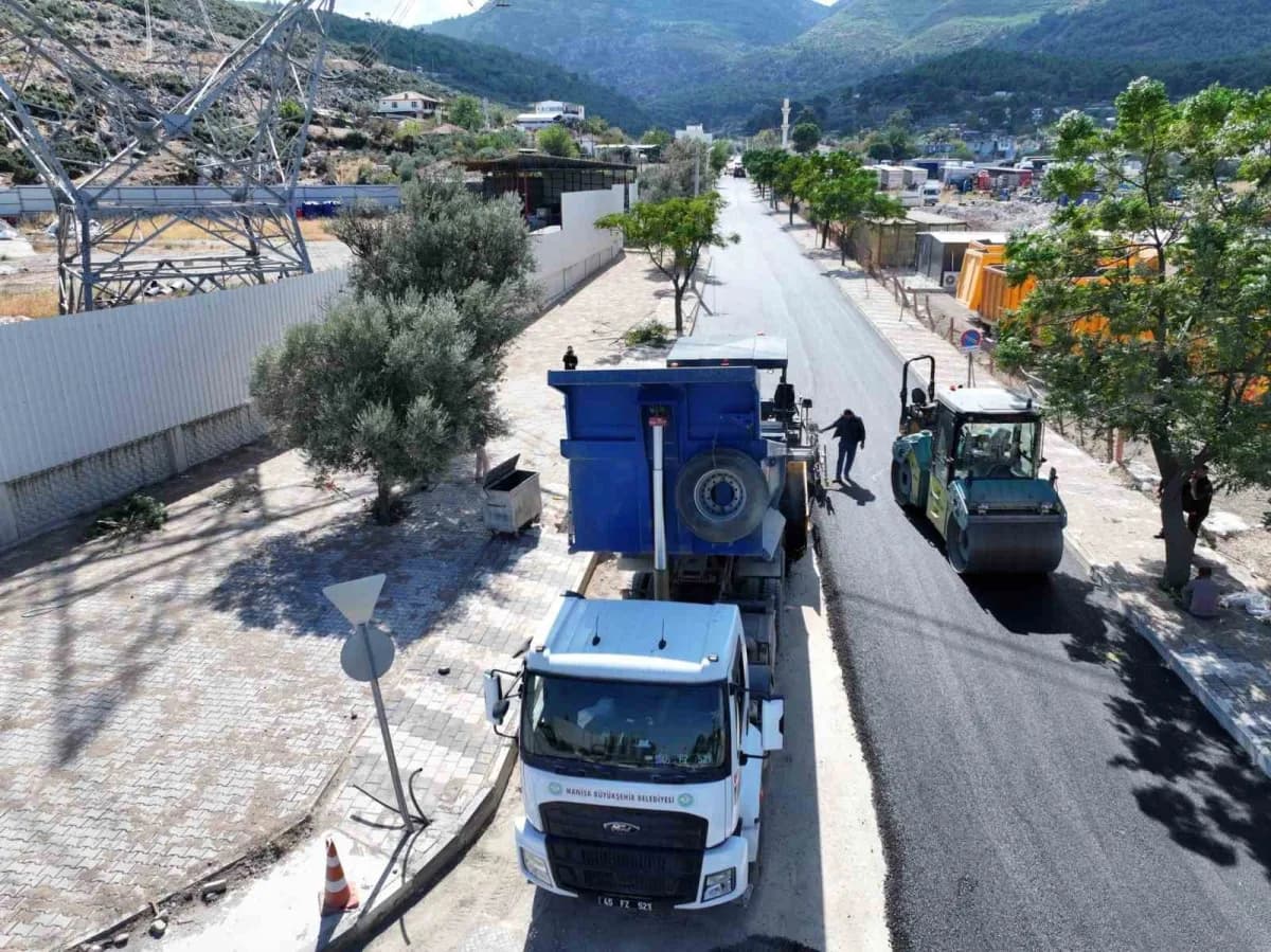 Manisa Yunusemre Emlakdere Mahallesi’nde sıcak asfalt çalışması yapılan yolun görünümü