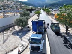 Manisa Yunusemre Emlakdere Mahallesi’nde sıcak asfalt çalışması yapılan yolun görünümü