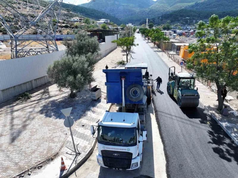 Manisa Yunusemre Emlakdere Mahallesi’nde sıcak asfalt çalışması yapılan yolun görünümü