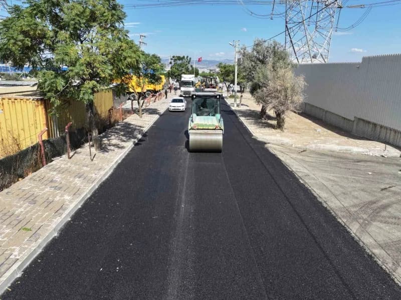 Manisa Büyükşehir Belediyesi, Yunusemre ilçesine bağlı Emlakdere Mahallesi’nde Yukarı ve Aşağı Mahalle sakinlerinin yoğu
