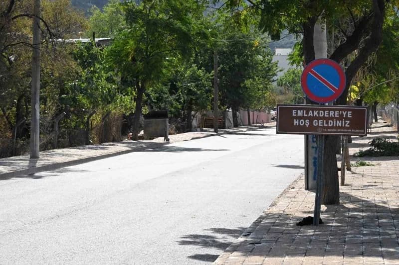 Manisa Büyükşehir Belediyesi, Yunusemre ilçesine bağlı Emlakdere Mahallesi’nde Yukarı ve Aşağı Mahalle sakinlerinin yoğu