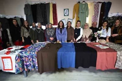 Yunusemre Belediyesi Melek Gökmen Kadın Dayanışma ve Eğitim Merkezi'nde düzenlenen dikiş kursu yılsonu sergisinde kadınl