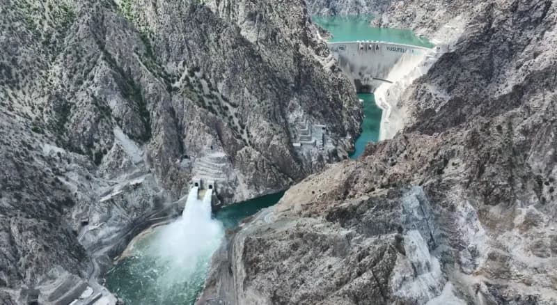 Artvin’deki Yusufeli Barajı ve HES, kurak geçen 2025 yılında rekor seviyede Elektrik üretirken, düze