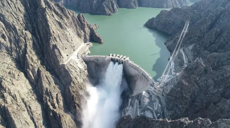 Artvin’deki Yusufeli Barajı ve HES, kurak geçen 2025 yılında rekor seviyede Elektrik üretirken, düze