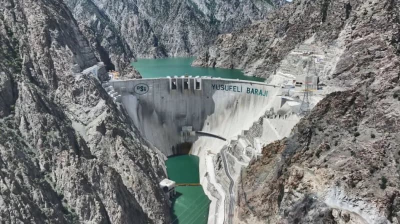 Artvin’deki Yusufeli Barajı ve HES, kurak geçen 2025 yılında rekor seviyede Elektrik üretirken, düze