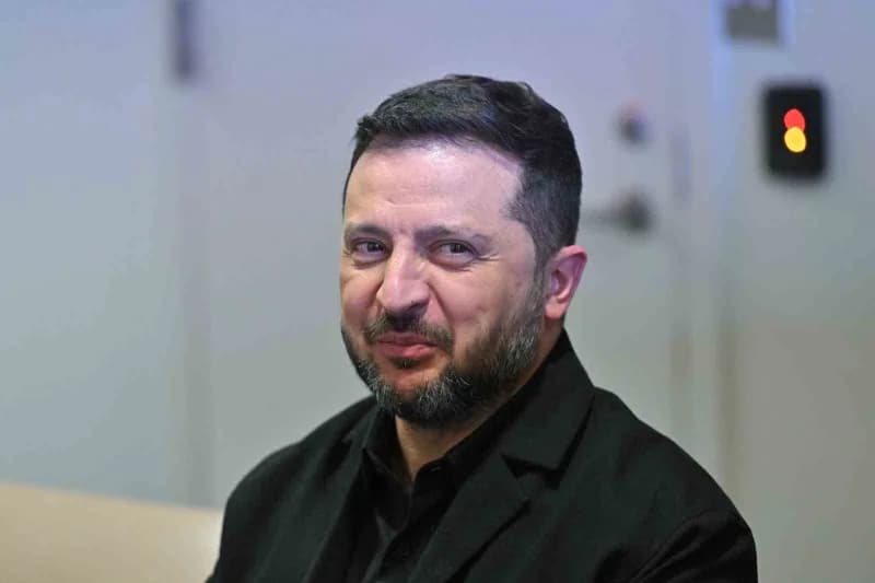 Ukrayna Devlet Başkanı Vladimir Zelenskiy basın açıklaması yaparken