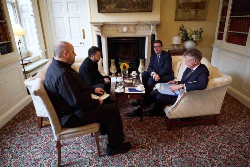 İngiltere Başbakanı Burnham, başkent Londra’daki Başbakanlık konutunda Ukrayna Devlet Başkanı Vladimir Zelenskiy ile bir