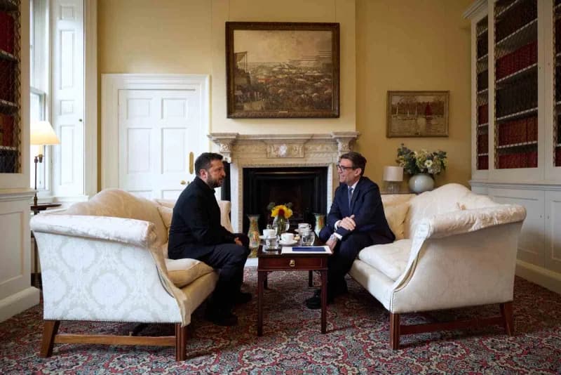İngiltere Başbakanı Burnham, başkent Londra’daki Başbakanlık konutunda Ukrayna Devlet Başkanı Vladimir Zelenskiy ile bir
