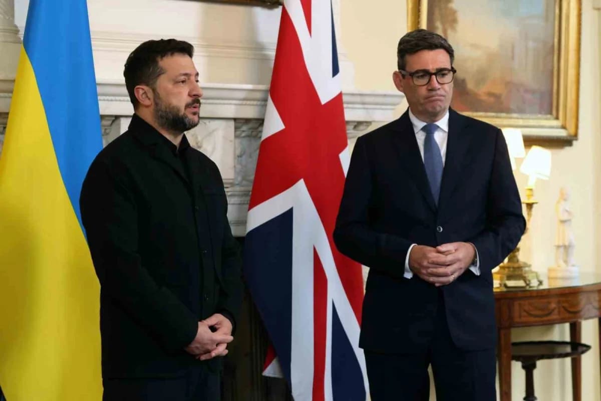İngiltere Başbakanı Burnham, başkent Londra’daki Başbakanlık konutunda Ukrayna Devlet Başkanı Vladimir Zelenskiy ile bir