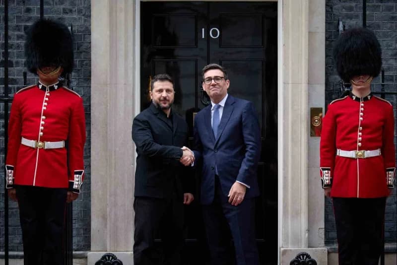 İngiltere Başbakanı Burnham, başkent Londra’daki Başbakanlık konutunda Ukrayna Devlet Başkanı Vladimir Zelenskiy ile bir