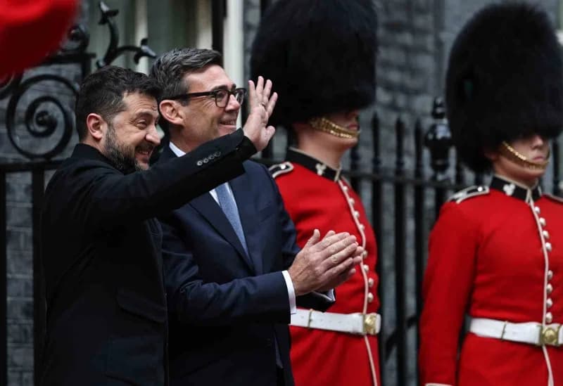Ukrayna Devlet Başkanı Vladimir Zelenskiy ve İngiltere Başbakanı Burnham Londra’da görüşme yaparken