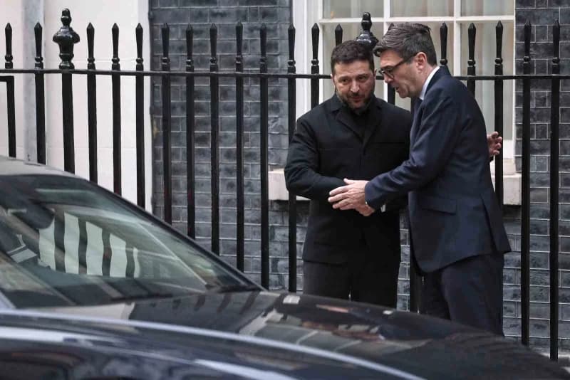 İngiltere Başbakanı Burnham, başkent Londra’daki Başbakanlık konutunda Ukrayna Devlet Başkanı Vladimir Zelenskiy ile bir