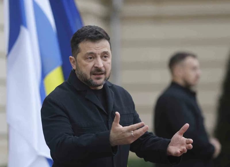 Ukrayna Devlet Başkanı Vladimir Zelenskiy basın açıklaması yaparken