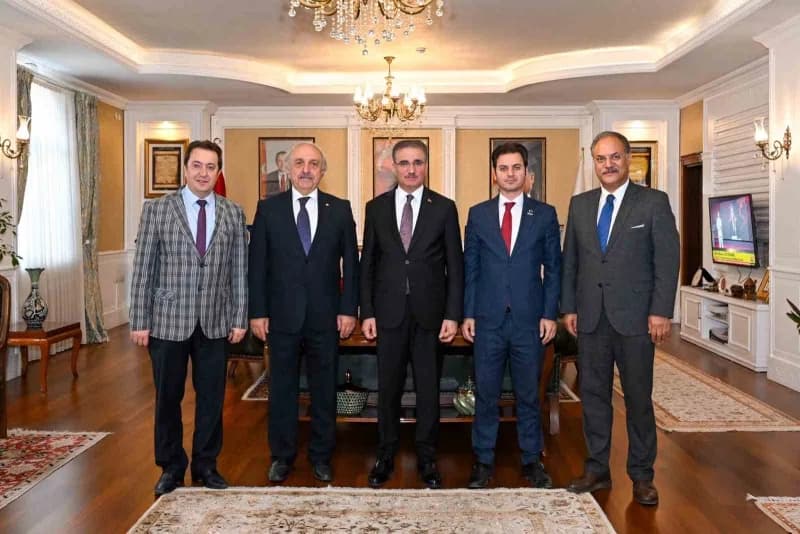 Erzurum Valisi Aydın Baruş, Zengezur Koridoru toplantısına destek veren Erzurum Kalkınma Vakfı yetkilileriyle bir arada