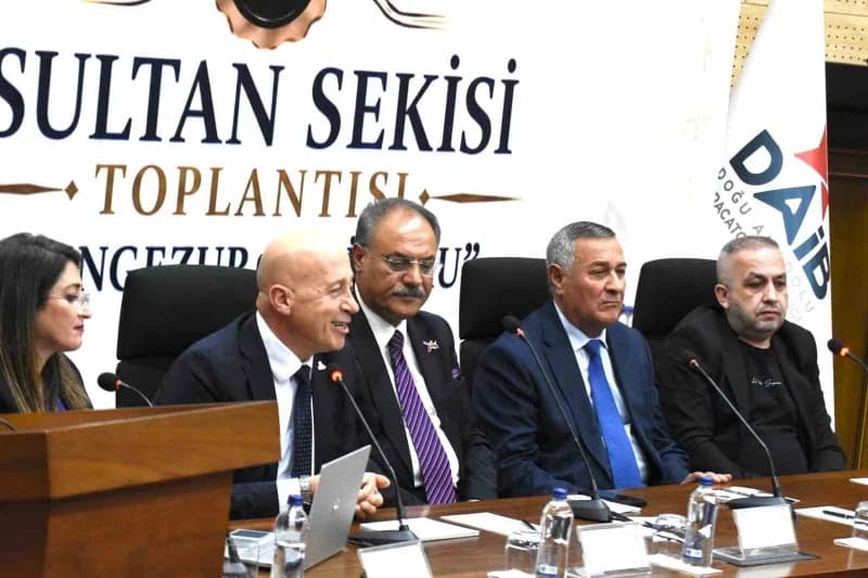 Prof. Dr. Kerem Karabulut’un moderatörlüğünde (Ortada), DAİB Yönetim Kurulu Başkanı Ömer Madırlı (Sol iki), Prof. Dr. İs