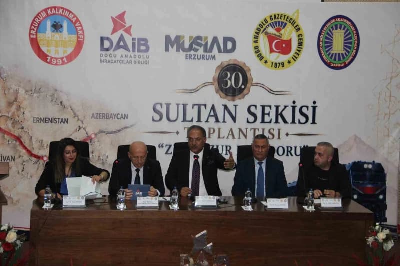 Prof. Dr. Kerem Karabulut’un moderatörlüğünde (Ortada), DAİB Yönetim Kurulu Başkanı Ömer Madırlı (Sol iki), Prof. Dr. İs
