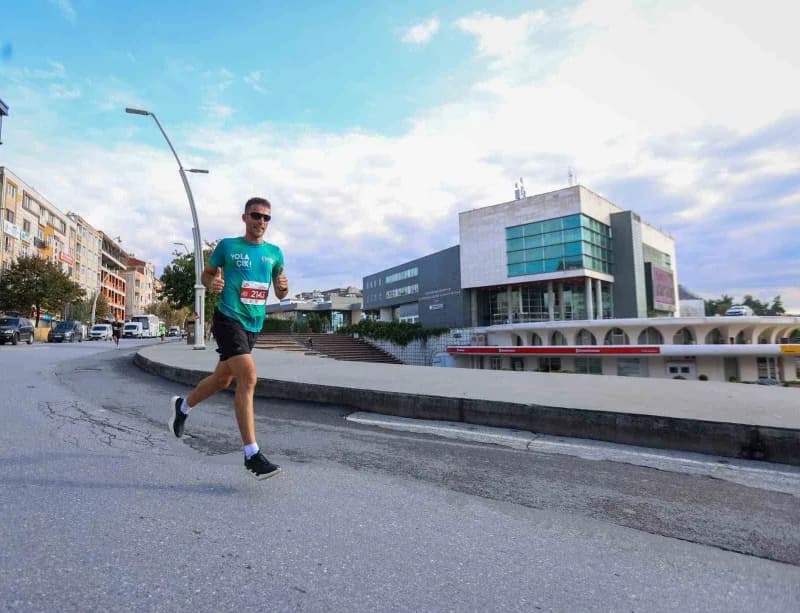Zeytinburnu'nda 17. Kez düzenlenen Cumhuriyet Koşusu'nda 2 bin 26 sporcu, 10 kilometrelik parkuru en iyi dereceyle tamam