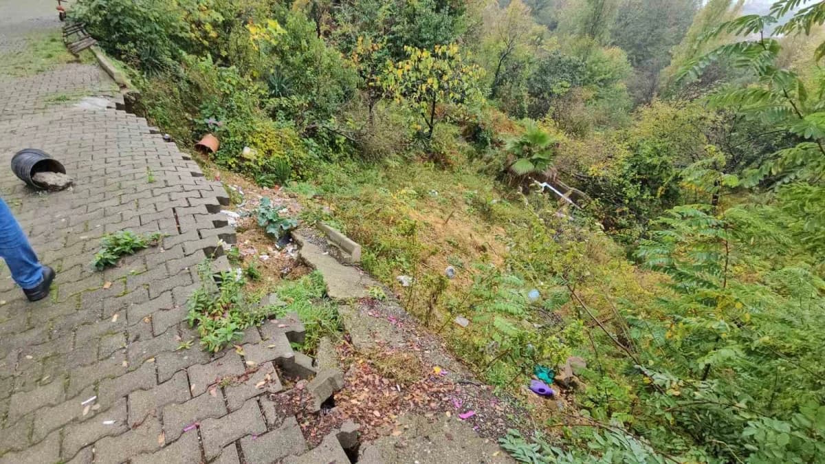 Zonguldak'ın Tepebaşı Mahallesi'nde bulunan Kale Sitesi sakinleri, binaların çevresinde yaşandığını