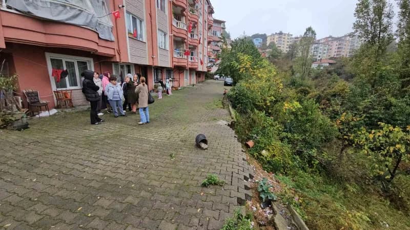 Zonguldak'ın Tepebaşı Mahallesi'nde bulunan Kale Sitesi sakinleri, binaların çevresinde yaşandığını
