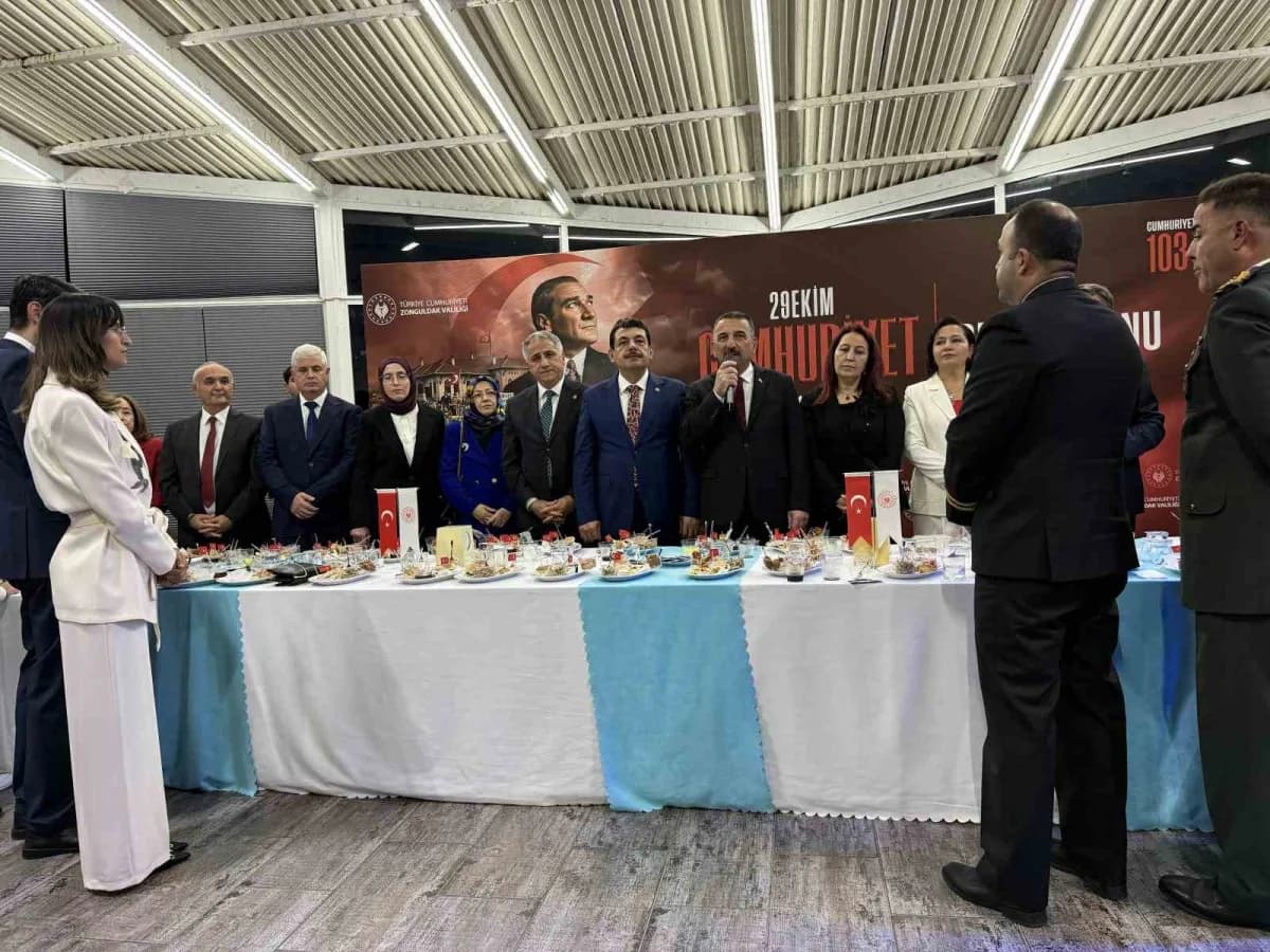 Zonguldak Polisevi’nde 29 Ekim Cumhuriyet Bayramı resepsiyonu sırasında Vali Osman Hacıbektaşoğlu