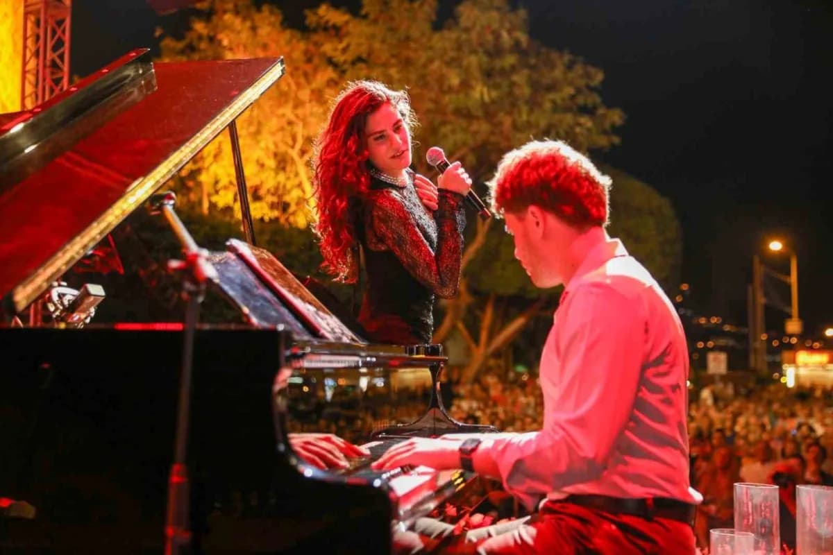 20. Uluslararası Alanya Caz Festivali kapsamında sahnede Burçin Büke Quartet ve Buika performans sergiliyor