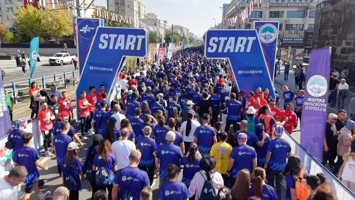 6. Uluslararası Kayseri Yarı Maratonu'nda sporcular yarışırken ve protokol üyeleri start veriyor