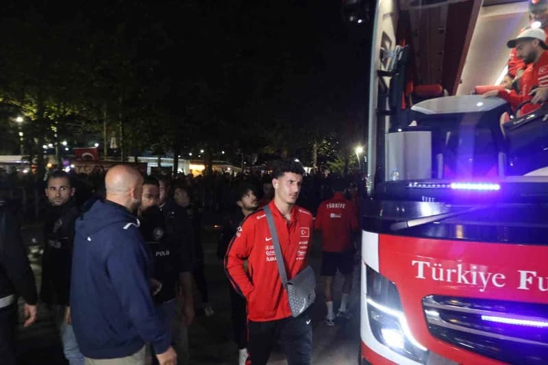 A Milli Futbol Takımı oyuncuları ve teknik direktör Vincenzo Montella, Kocaeli'de otel önünde taraftarlar tarafından kar