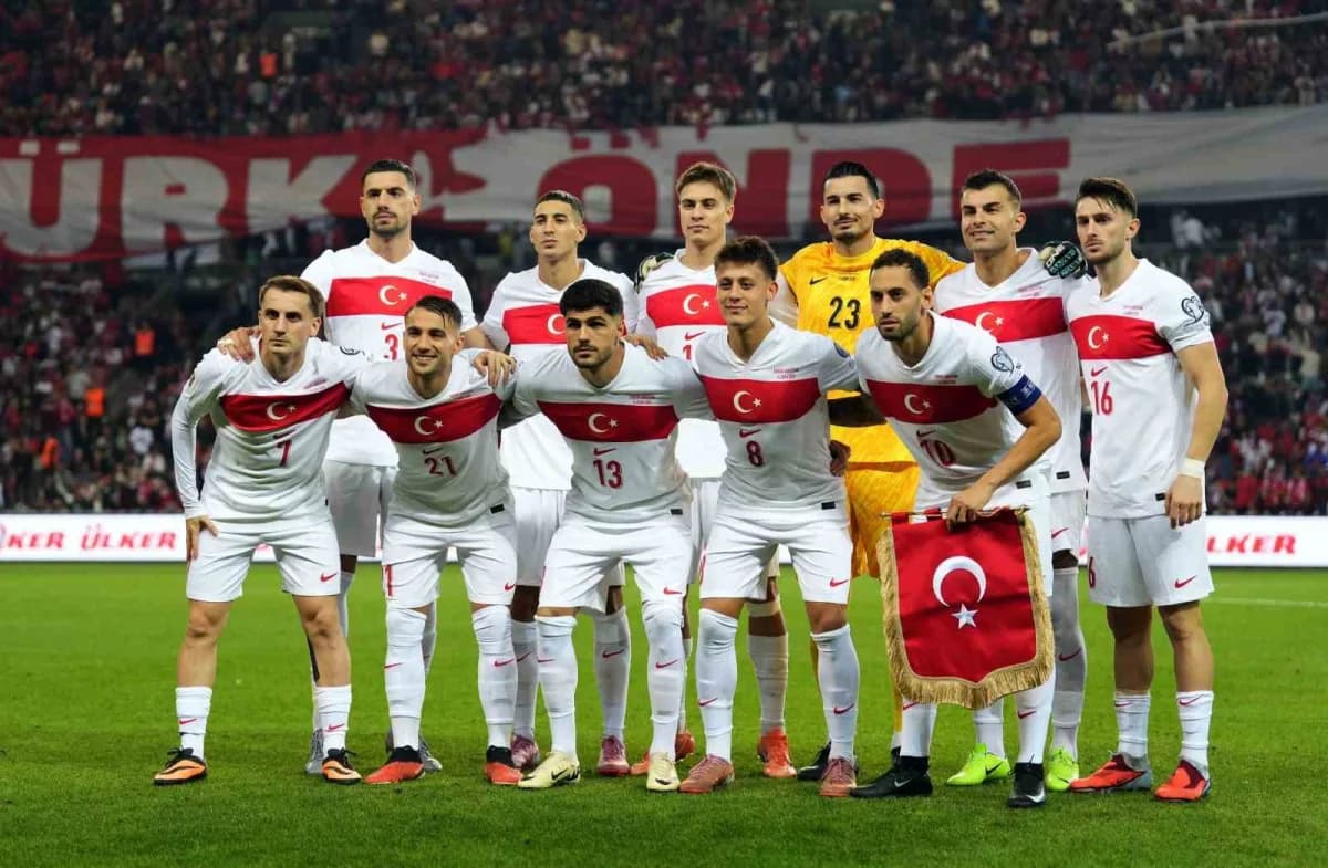 A Milli Futbol Takımı oyuncuları Kocaeli Stadyumu’nda maç öncesi ısınırken