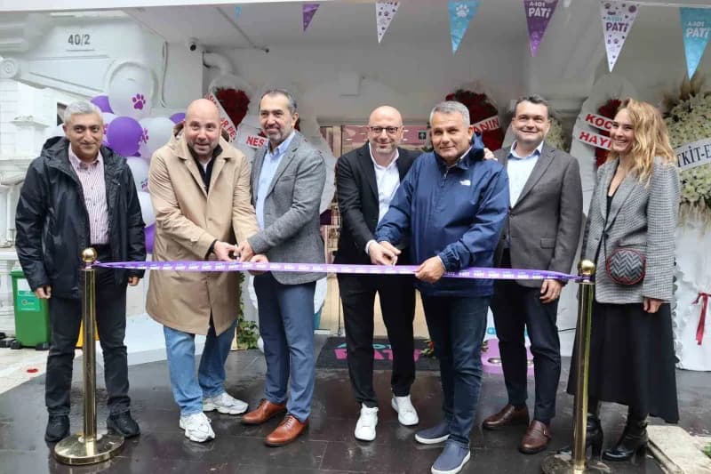 İstanbul Kalamış'ta açılan A101 Pati mağazasında evcil hayvan ürünleri sergileniyor