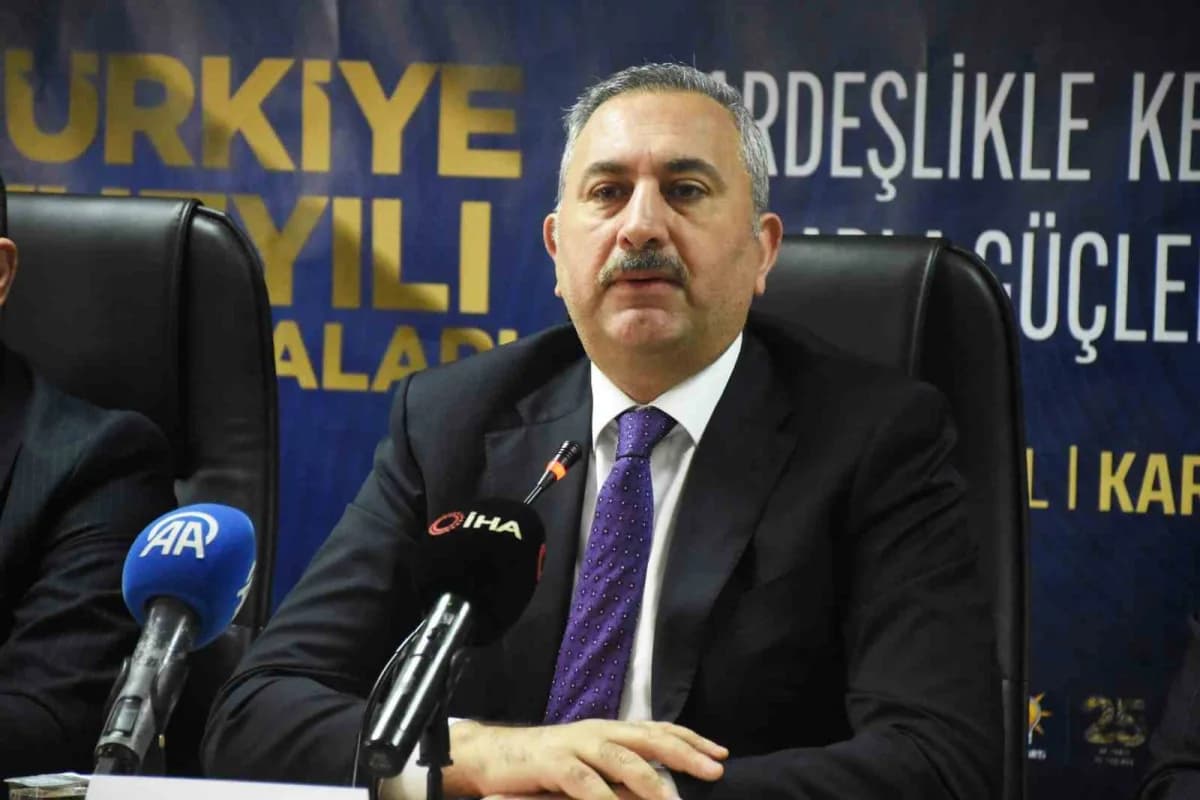 AK Parti Grup Başkan Vekili Abdulhamit Gül Karaman’da partisinin teşkilat üyeleriyle konuşma yaparken