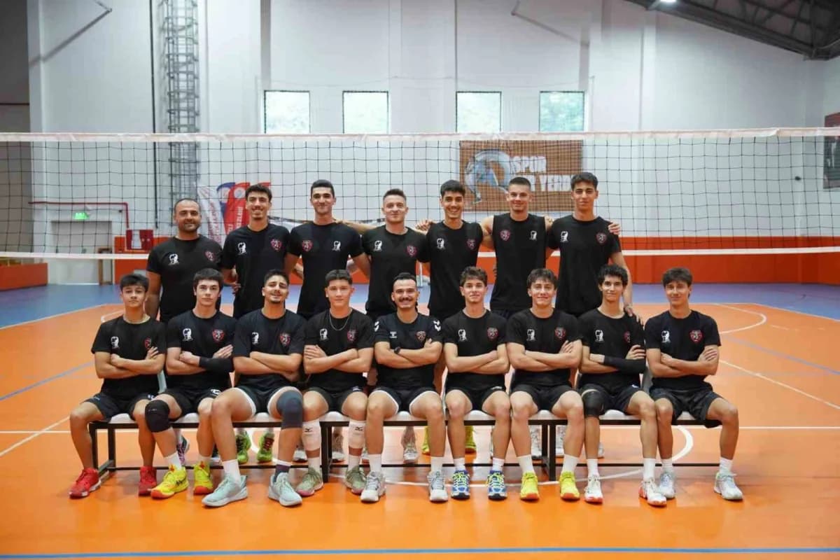 Acıpayam Gençlik ve Spor Kulübü voleybol takımı antrenman sırasında