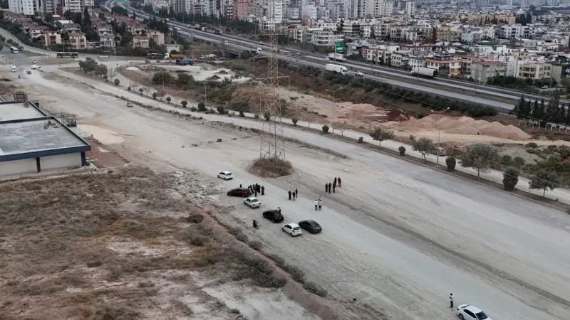 Adana Esentepe Mahallesi'nde yapımı devam eden Yılmaz Güney Bulvarı ve tozlu yol çalışması